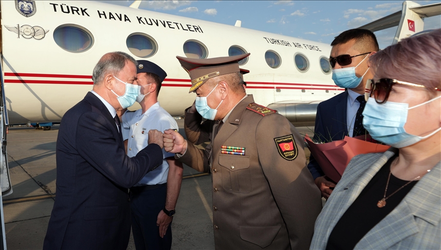Министр обороны Тuрции проводит встречи в Бишкеке
