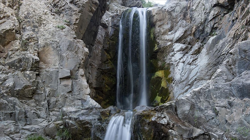 Tunceli'nin saklı güzelliği 'Kakber Şelalesi' doğaseverleri cezbediyor