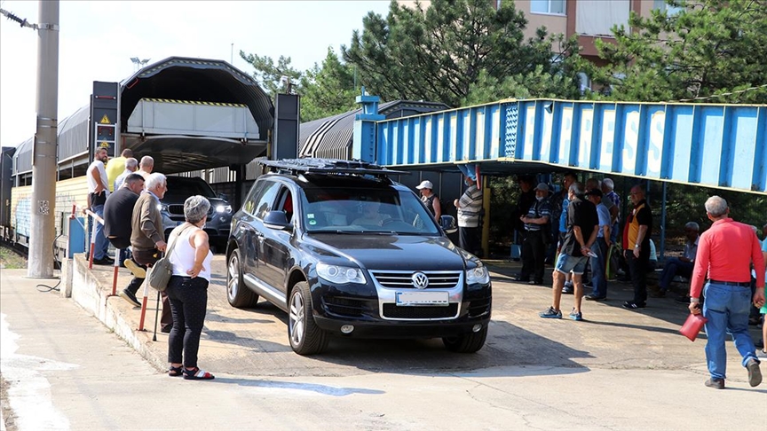 Sıla yolunda 'arabalı treni' seçen gurbetçi yorulmadan Avusturya'dan 1 buçuk günde Edirne'ye ulaşıyor