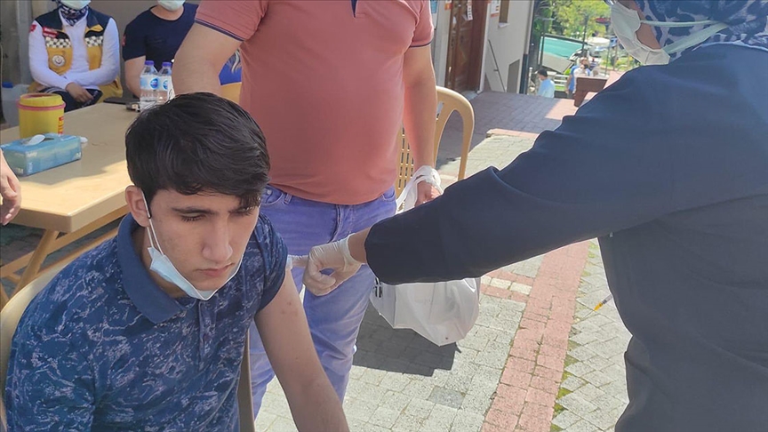 Bakan Koca'nın sosyal medyadan fotoğrafını paylaştığı Furkan'dan gezici aşı uygulaması için teşekkür