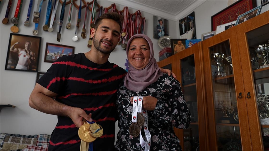 Milli cimnastikçi İbrahim Çolak annesiyle kurduğu 'olimpiyat şampiyonluğu' hayalini gerçekleştirmek istiyor