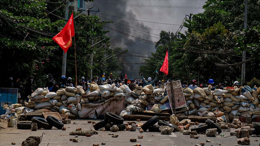 Junta militar de Myanmar condena a muerte a 16 personas