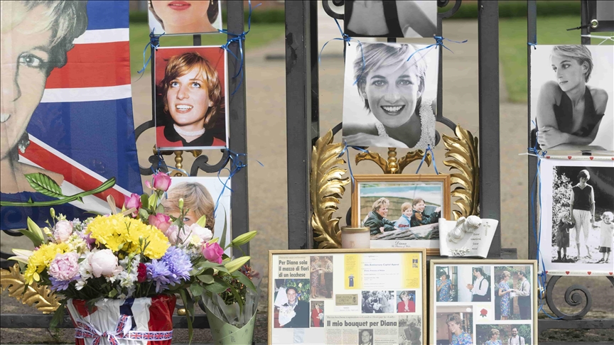 Los príncipes William y Harry rinden homenaje a la princesa Diana con una estatua en el Palacio de Kensington