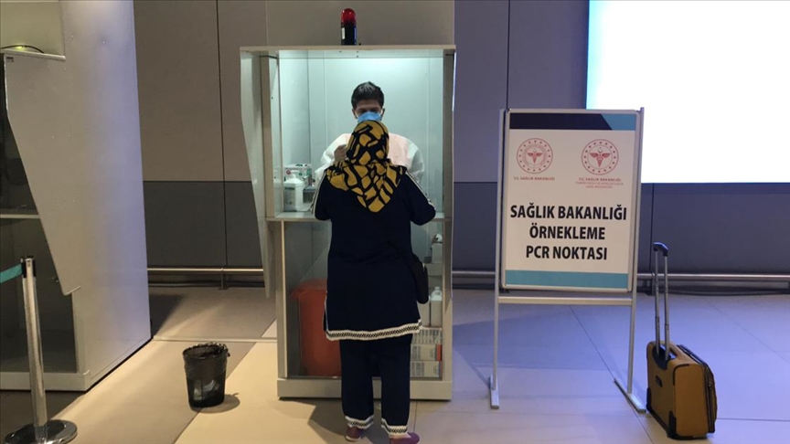 istanbul havalimani nda kurulan pcr noktasinda belli sayida yolcuya ornekleme temelinde test islemleri yapiliyor