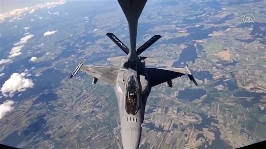 Самолет ВВС Турции дозаправил 10 самолетов F-16 в небе над Польшей