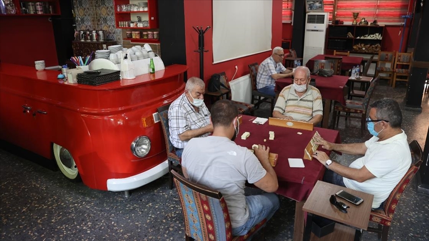 İstanbul'da kademeli normalleşmenin üçüncü etabının başlamasıyla kıraathane ve kahvehanelerde hareketlilik 