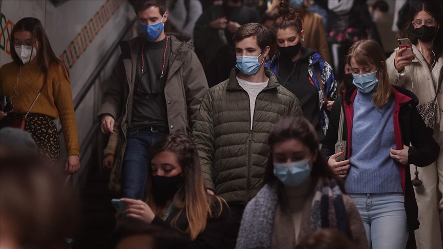 Contagios por coronavirus se disparan en la población más joven de España