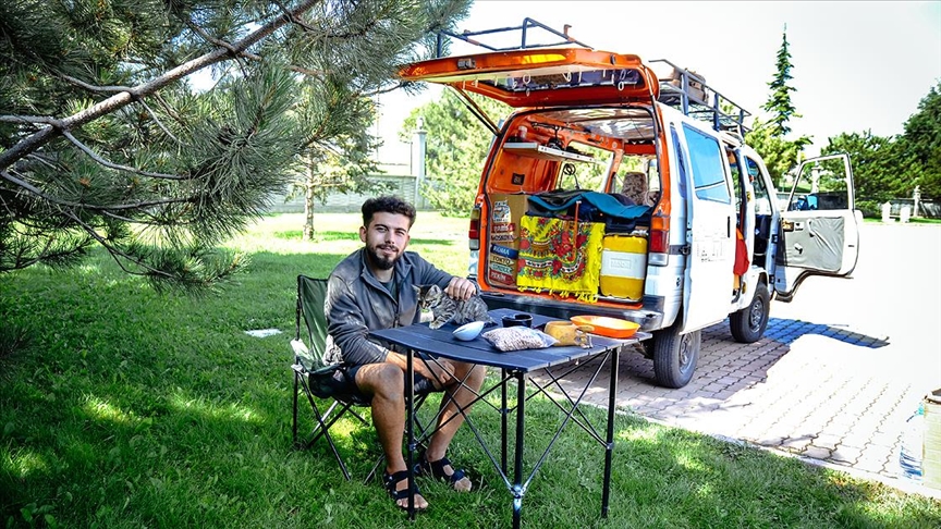 Hayatını sığdırdığı karavanı 'küpşeker' ile rotasız seyyah oldu