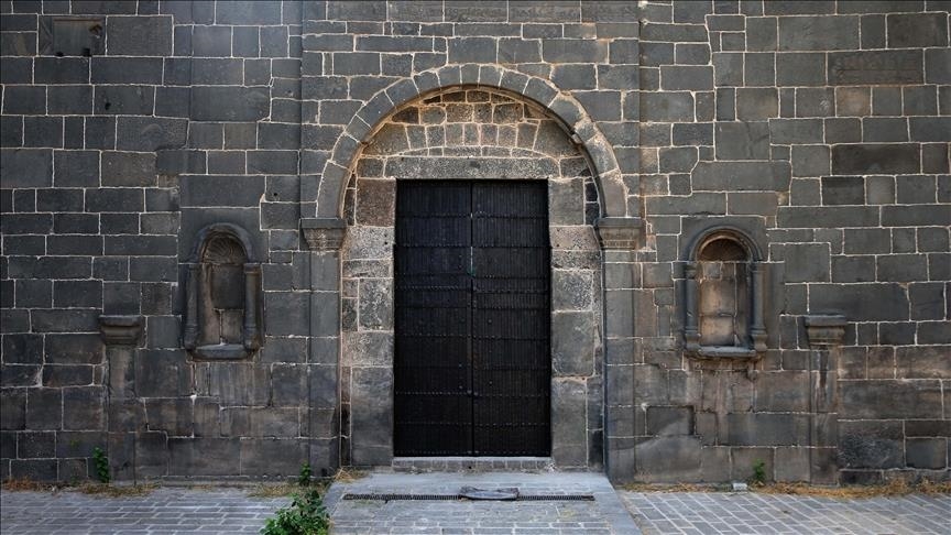 Deriyê Daxqapiyê yê Sûra Diyarbekirê piştî restorasyonê li ciyê xwe hat rûniştandin