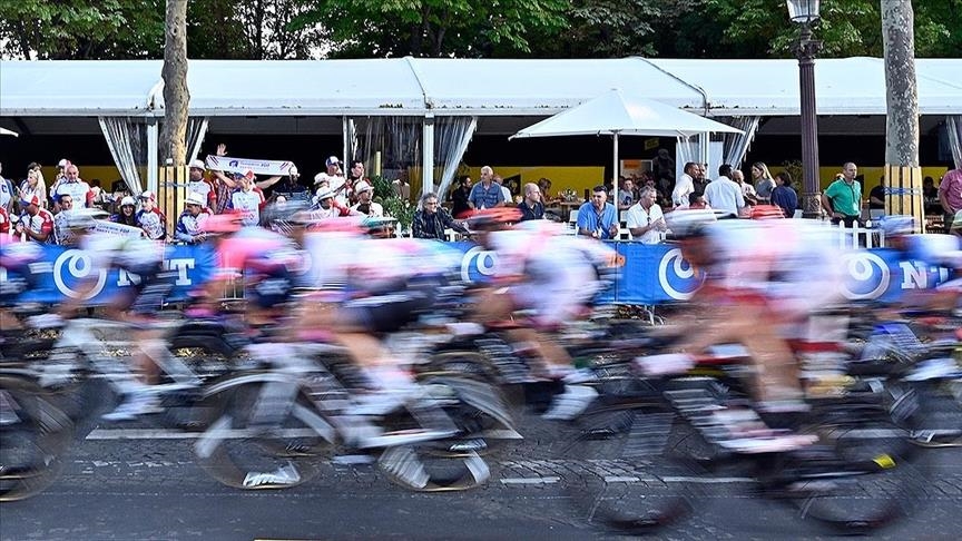 Tour de France: La spectatrice qui a fait tomber les cyclistes sera présentée devant le juge
