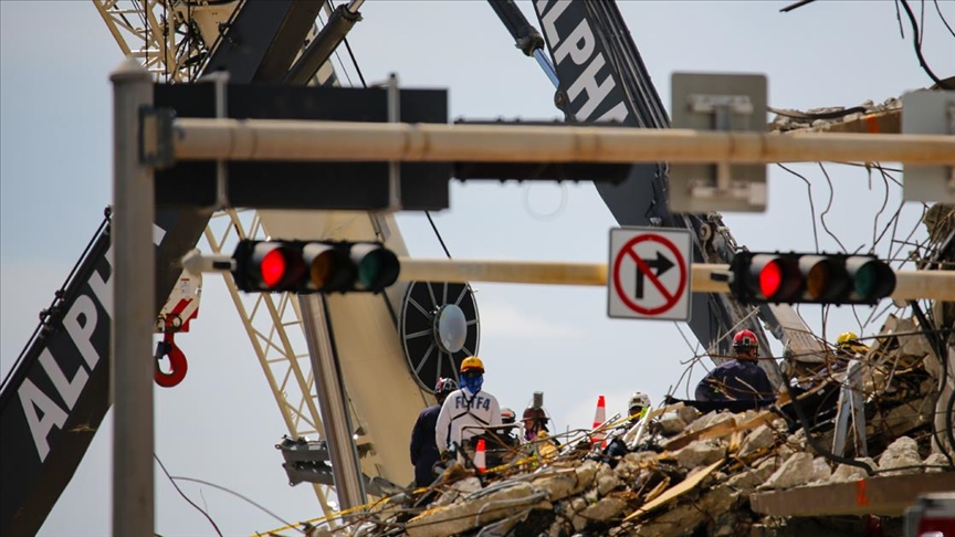 Miami'de çöken 13 katlı binada ölenlerin sayısı 20'ye çıktı