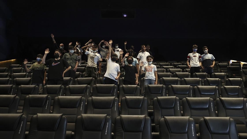 Sinema salonları misafirlerini yeniden ağırlamaya başladı
