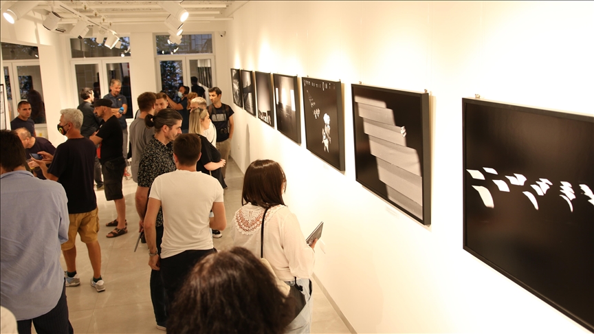Beograd: Otvorena izložba fotografija "Duša Srebrenice" sarajevskog autora Midhata Poturovića