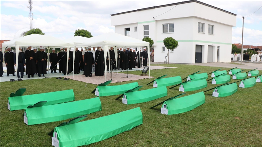 Bosna savaşının 18 isimsiz kurbanı Brçko'da toprağa verildi