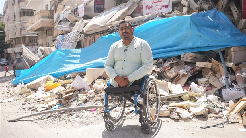 İsrail saldırılarında bacaklarını, evini ve ofisini kaybeden Filistinli gazeteci hayallerinden vazgeçmiyor: