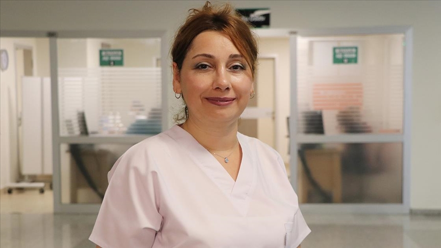 Ailesiyle Kovid-19'u atlatan Serpil hemşire aşılama çalışmalarında fedakarca görev yapıyor