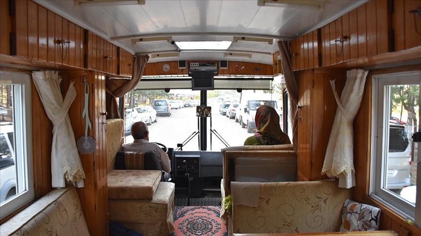 Motokaravana dönüştürdüğü eski model yolcu minibüsüyle Türkiye'yi geziyor
