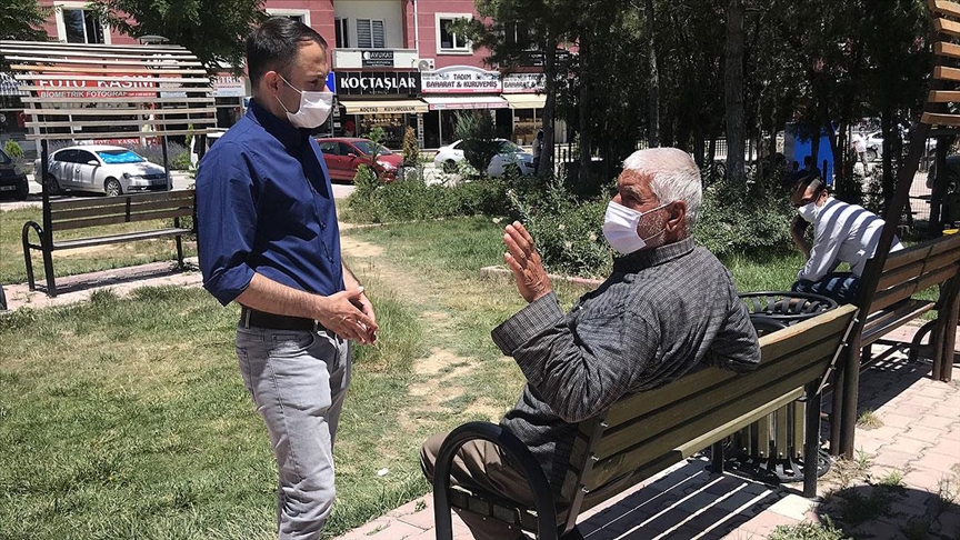 İsveç'te parti kuran Konyalı siyasetçi hemşehrilerinden oy istemek için memleket sokaklarında