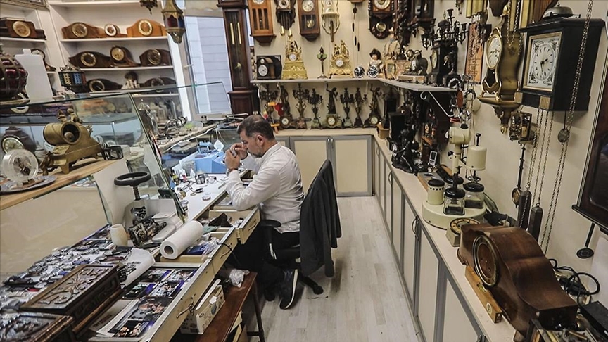 'Saatlerin doktoru' Türkiye'deki camilerde Osmanlı'ndan kalan antika saatleri onarmayı hedefliyor