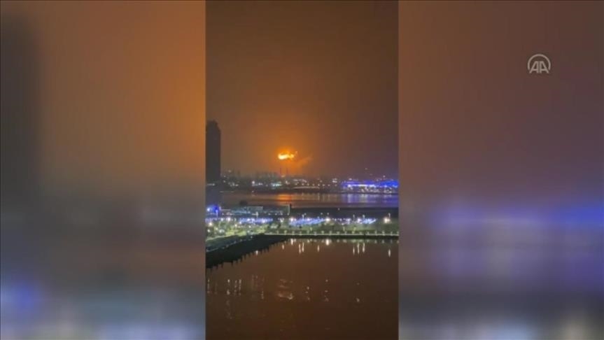 Dubaï : incendie à bord d'un cargo après une violente explosion dans le port de Jebel Ali