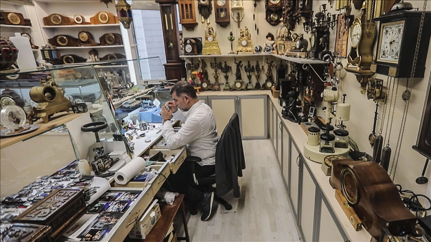 ‘Dr. Clock’ aims to repair Ottoman-era clocks at Turkish mosques