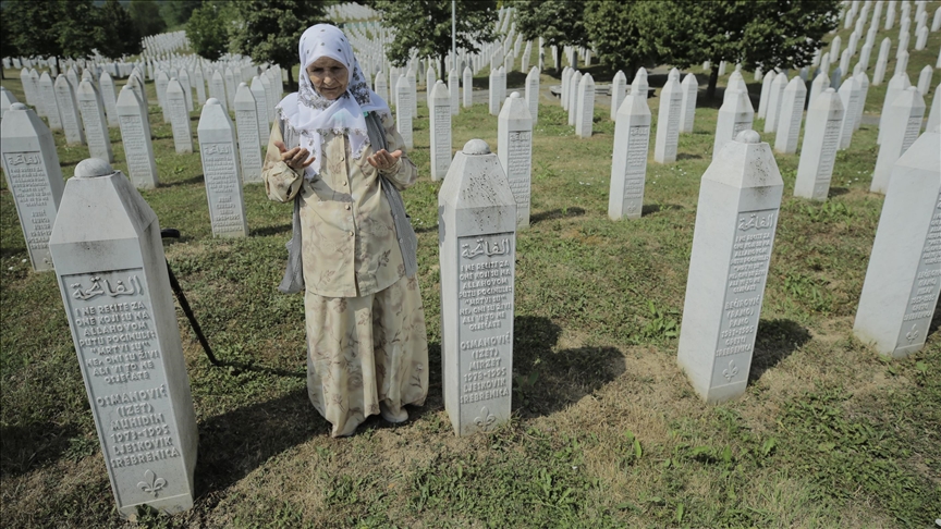 Izet i Arifa kod mezara sinova Muhidina i Mirzeta: Insan mora da živi, ne može se na silu umrijeti