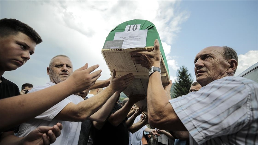 Tužna povorka s tabutima 19 žrtava genocida stigla u Potočare