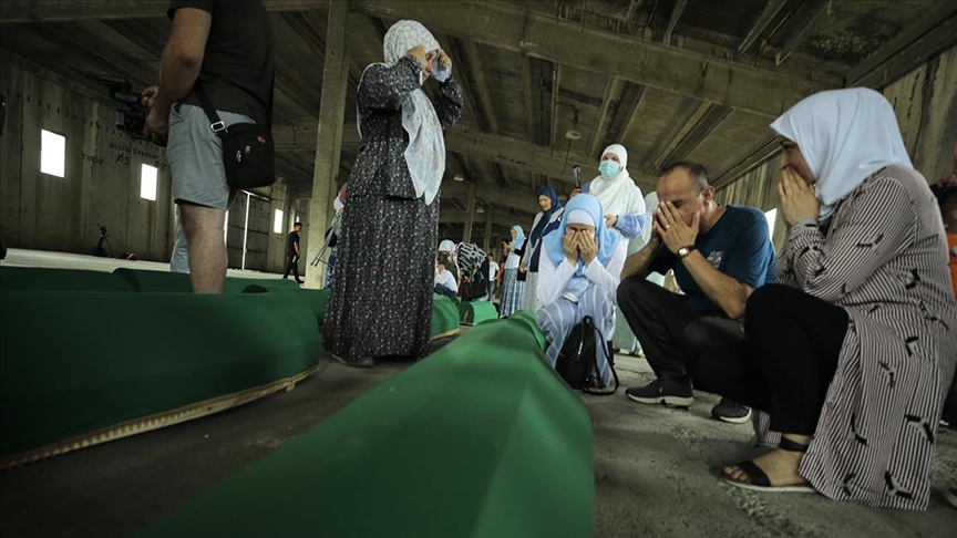 Članovi porodica opraštaju se od najmilijih u Potočarima