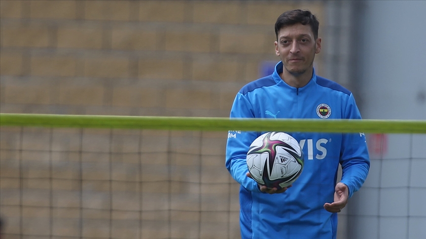 Fenerbahçeli futbolcu Mesut Özil: Pereira akıllı bir hoca, ne yapacağını biliyor