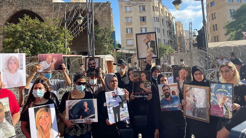 Beyrut'taki patlamada ölenlerin yakınları 'sorguya karşı çıktığı' gerekçesiyle İçişleri Bakanı'nın evine yürüdü