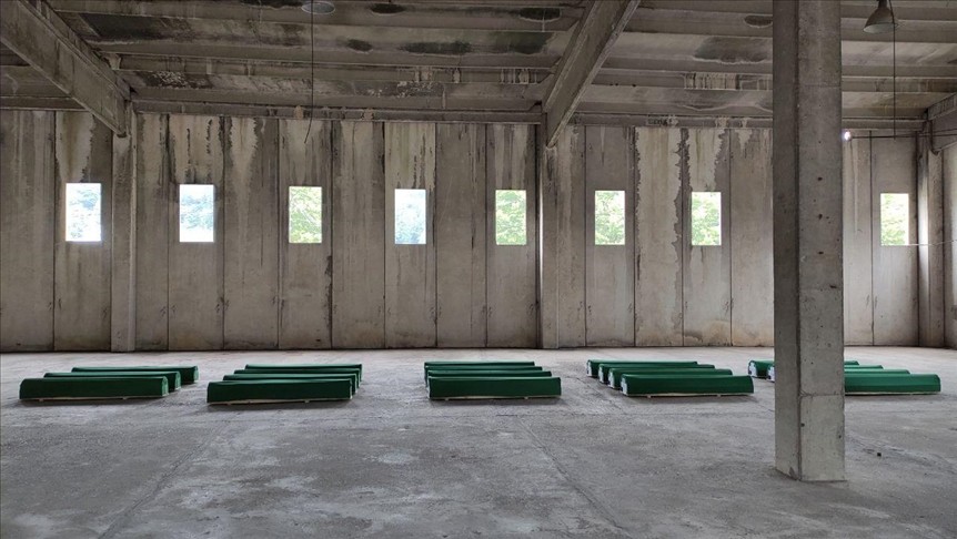 Svjedoče i opominju: Tišina i zeleni tabuti u hali Fabrike akumulatora u Potočarima