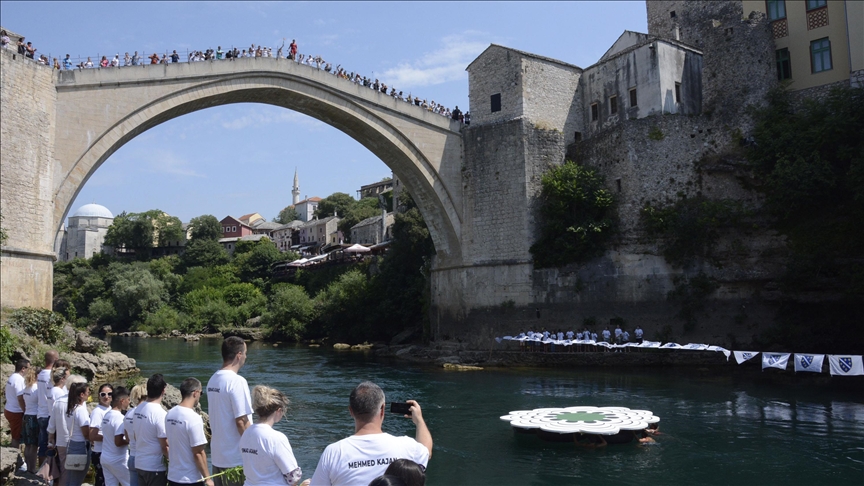 BiH: Skokom sa Starog mosta bez aplauza u Mostaru obilježena godišnjica genocida u Srebrenici