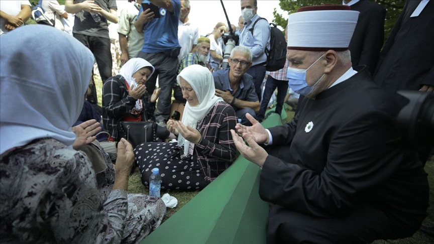 Kavazović obišao tabute žrtava genocida u Srebrenici, dao podršku porodicama