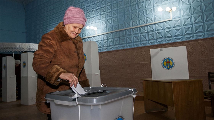 Moldova'da halk erken parlamento seçimi için sandık başına gitti