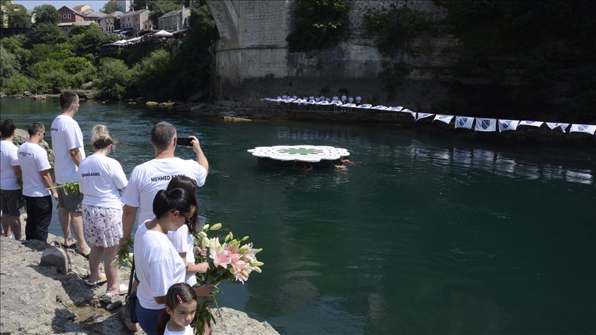 BiH: Splav u obliku Cvijeta Srebrenice pušten niz Neretvu