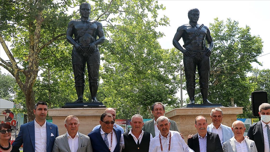 Kırkpınar'ın 'Ebedi altın kemer' sahibi pehlivanlarından Demir ve Çokal'ın heykelleri dikildi