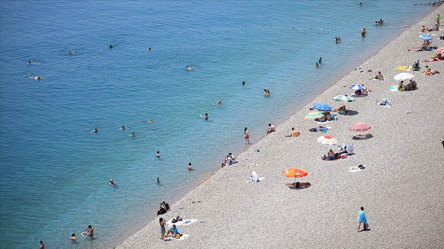 Rusya'dan Antalya'ya yaklaşık iki haftada 1095 uçuşla 307 bin 417 turist geldi