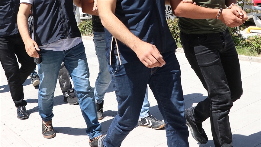 Kadıköy'de kilise duvarının üzerine çıkıp oynayan şüpheliler adliyeye sevk edildi