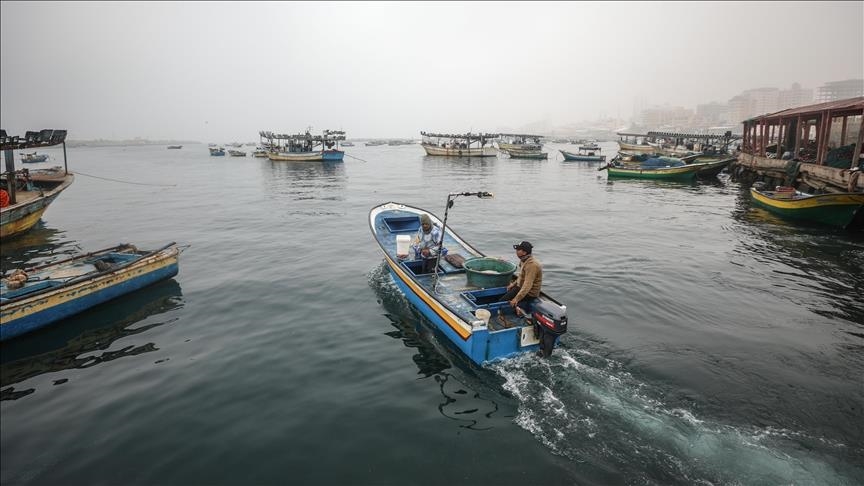 إسرائيل توسع مساحة الصيد في غزة إلى 12 ميلا بحريا