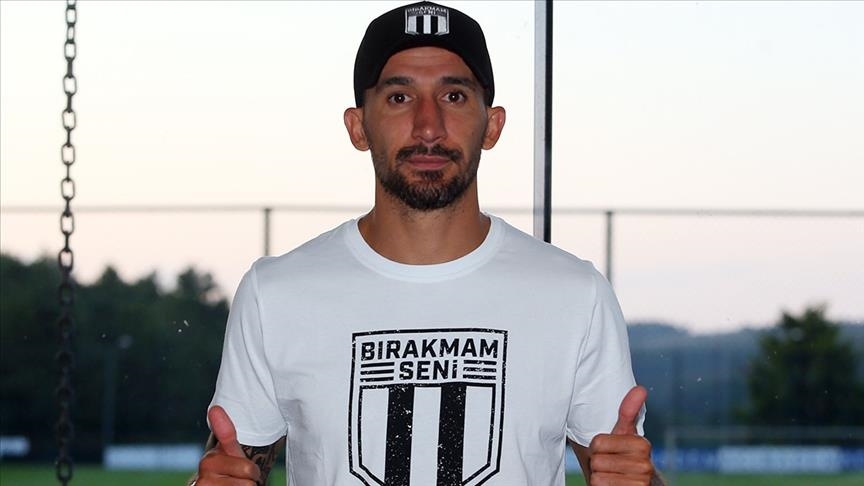 Besiktas Sign Turkish Midfielder Mehmet Topal