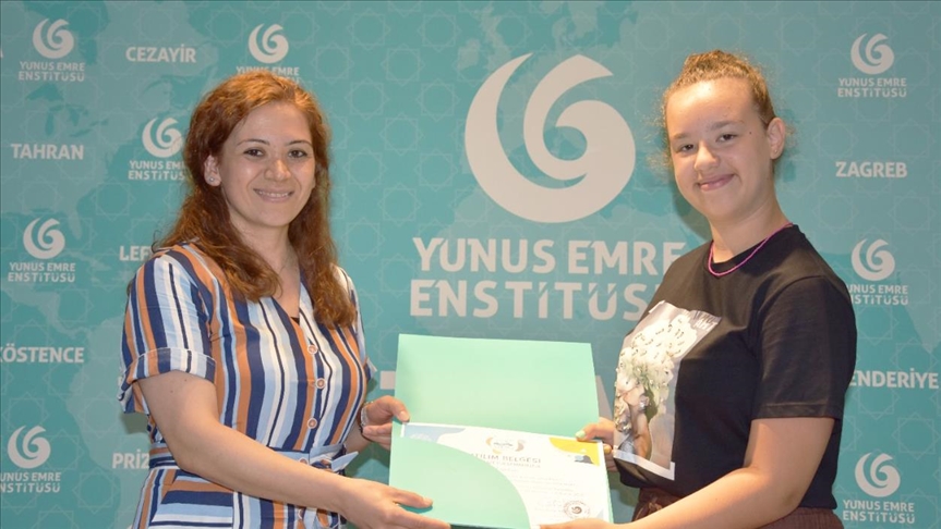 Shqipëri, organizohet ceremonia e ndarjes së certifikatave për Shkollën Verore të Turqishtes