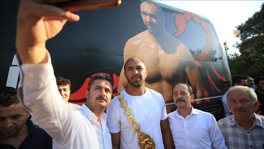 Kırkpınar başpehlivanı Ali Gürbüz'e memleketi Antalya'da coşkulu karşılama