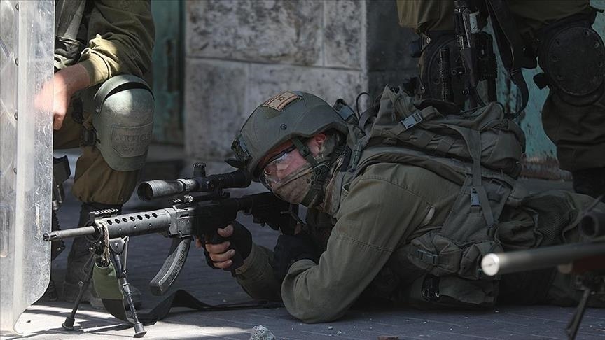 Israeli army injures Palestinian youth, detains 12 in West Bank