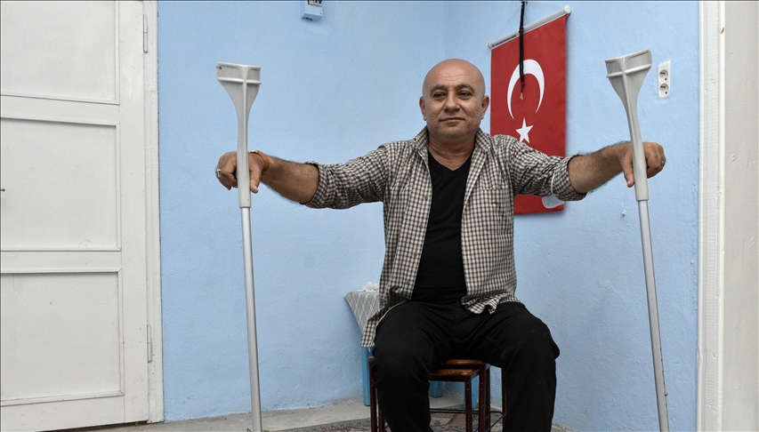 Darbecilerin koltuk değneğine mahkum ettiği Gazi Parlak vatanını savunmanın gururunu yaşıyor