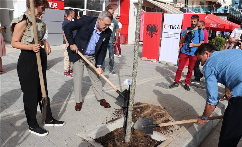 TIKA dhe Bashkia e Tiranës organizojnë aktivitet për mbjelljen e pemëve në kujtim të dëshmoreve të 15 korrikut