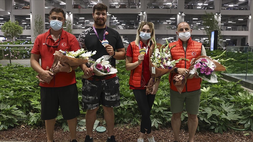 Avrupa 23 Yaş Altı Atletizm Şampiyonası'nda 5 madalya kazanan milli sporcular, yurda döndü