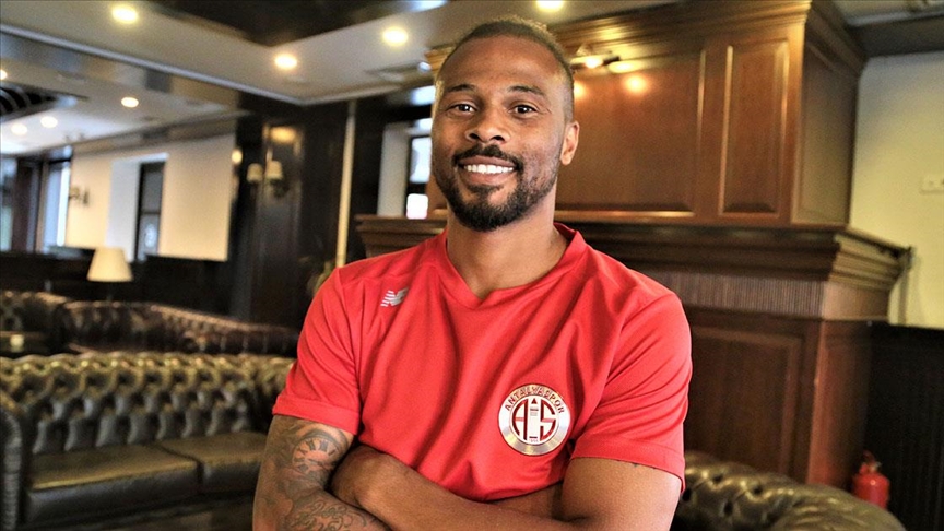 Antalya ve Spor - Floranus'a milli davet Fredy Ribeiro ve Amar  Gerxhaliu'nun milli davet aldığı Antalyaspor'da Sherel Floranus da milli  takımı için kampa katılacak. Genç futbolcu, Curaçao A Milli Takımı'nın aday  kadrosuna