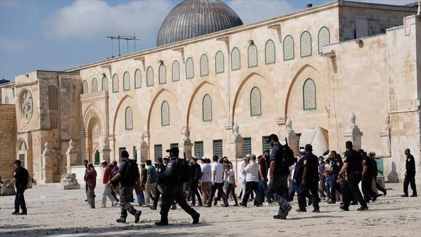 Scores of Israeli settlers storm Al-Aqsa complex in Jerusalem