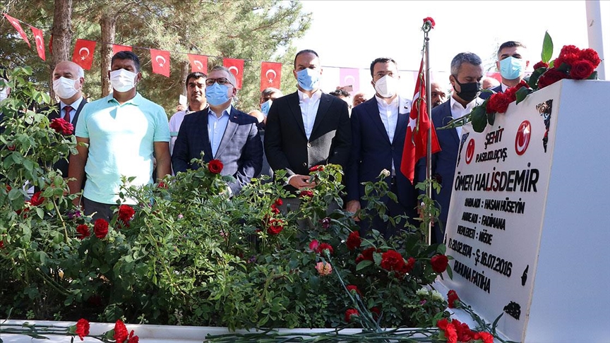 15 Temmuz'un kahraman şehidi Ömer Halisdemir'in kabrinde tören düzenlendi