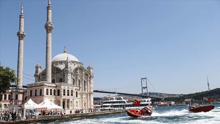 Kıyı Emniyeti Genel Müdürlüğünden İstanbul Boğazı'nda saygı seyri